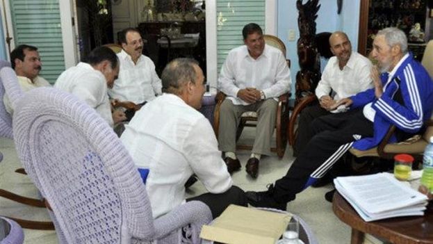 15 -- Fidel Castro with The Five, on 28 February in Havana. (EFE / Revolution / Cubadebate Studies)