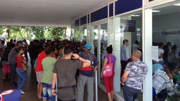 Copa Airline offices at the Havana Trade Center in Miramar where customers gathered this Friday to request tickets prior to December 1 (14ymedio)