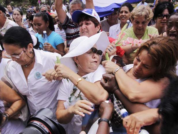 Laura Pollán being assaulted by a government organized mob. Source: http://paraclito.net