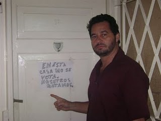 Ángel Santiesteban pointed to his "oddly" slanted handwriting. The sign says: In this house we don't vote. We toss it out.