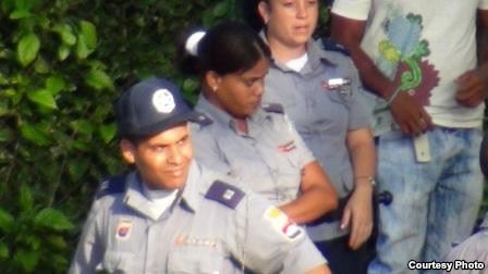 Police in front of Estado de SATS. Photo: Lia Villares