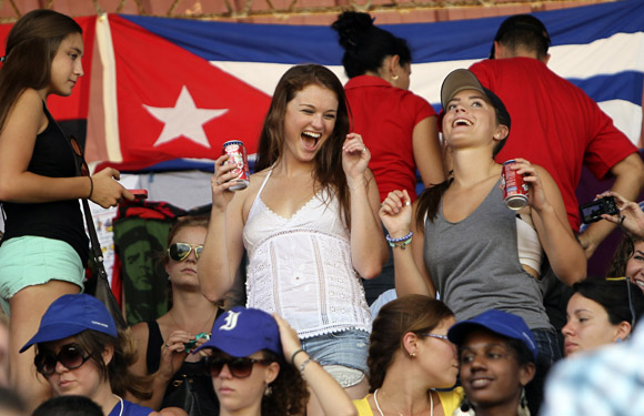 norteamericanos-dusfrutan-bandera-cubana-al-fondo