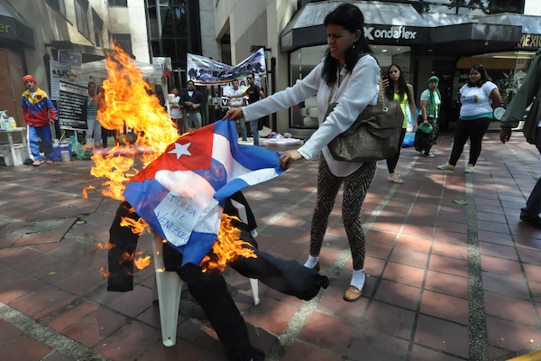 Venezuela-queman-bandera-cubana