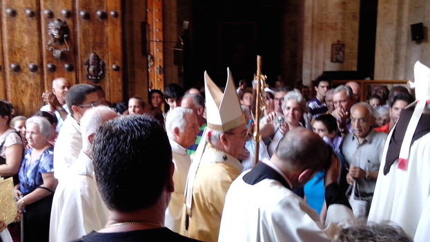 Cardinal Jaime Ortega entering the Cathedral of Havana