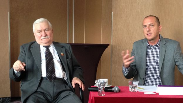 Lech Walesa during the conversation with Cuban activists, with his translator Tomasz Wodzyński