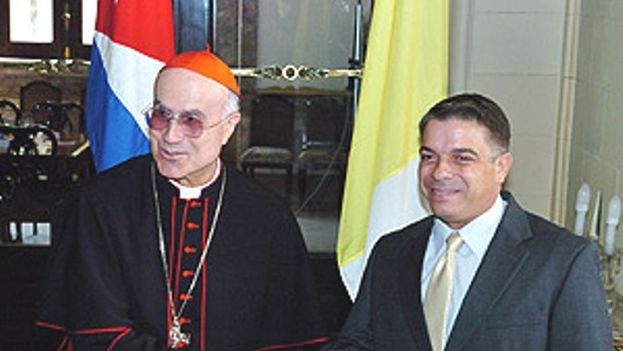 Tarcisio Bertone with Felipe Perez Roque in Havana in 2008. (Reuters)
