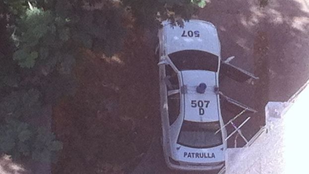 The police car in front of the apartment of Reinaldo Escobar and Yoani Sanchez. (14ymedio)
