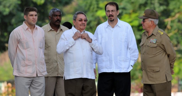 Raul Castro with his son  Alejandro and his grandson-bodyguard Raúl Guillermo. (MARTINOTICIAS)
