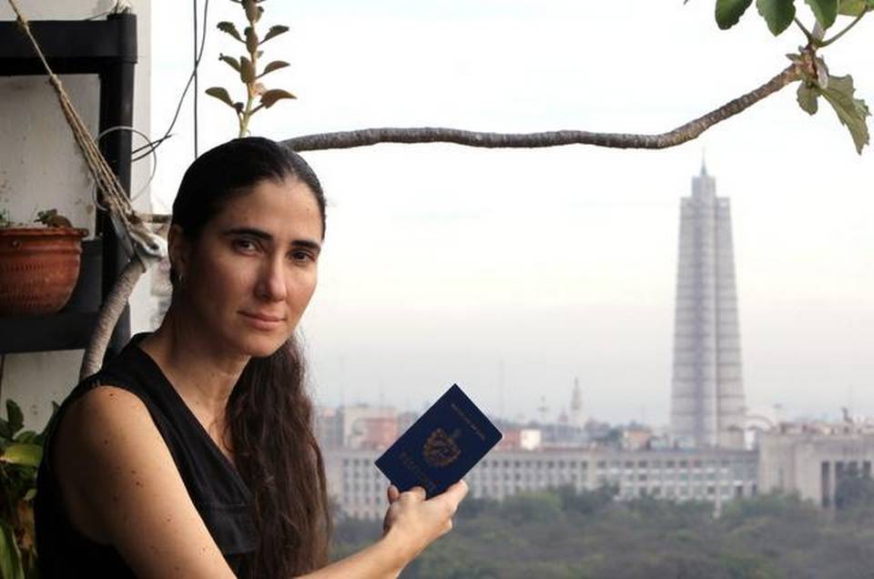 Yoani Sánchez in January 2013, showing her new passport at home in Havana (Cuba). ALEJANDRO ERNESTO (EPA) EFE