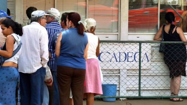 Several people stand on line at a currency exchange (CADECA). (EFE)