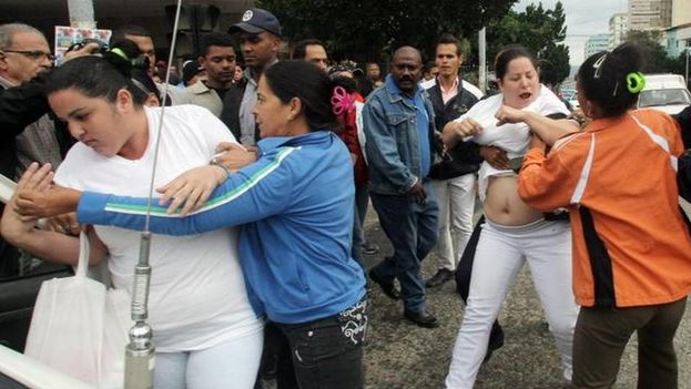 Members of State Security arrest women from the Ladies in White organization (Ernesto Mastruscusa/EFE)