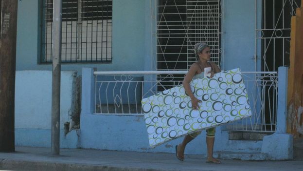 Woman with a mattress (Yosmany Mayeta)