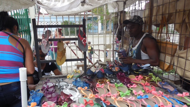 Plastic footwear stall at the market of La Cuevita (14ymedio)