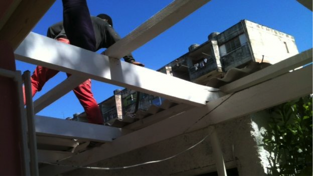 Removing Gisel's roof (Juan Carlos Fernandez)