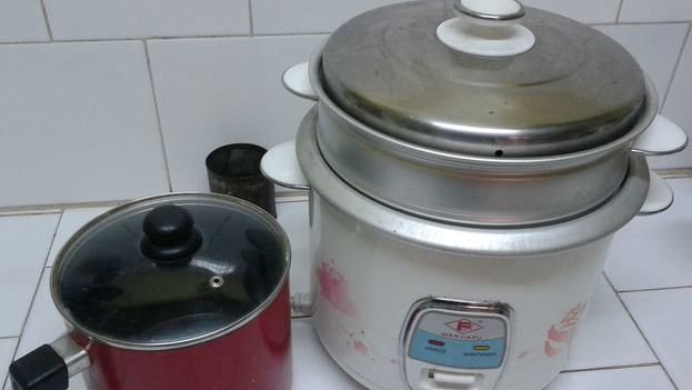 Saucepan and rice cooker in Cuban kitchen