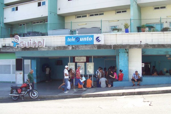ETESCA Telepunto office.  Long lines to access email and internet service (Photo by the author)