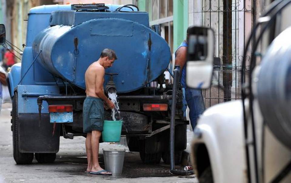 Caption:  Blackouts and water shortages go hand in hand in the daily tribulations of Havana
