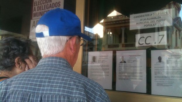 Voters read the biography of Hildebrand Chaviano and the other candidates (14ymedio)