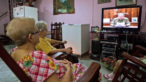 In Cuba, housewives spend six hours a day watching television. (El Pais)
