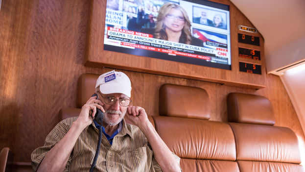 Alan Gross on the plane returning him to the US after his five years in a Cuban prison (CC)