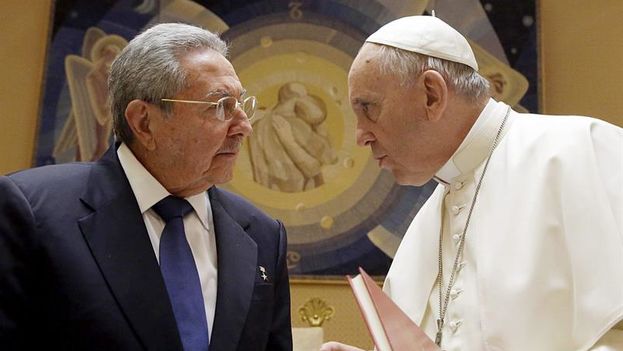 The meeting between Raul Castro and Pope Francisco. (EFE)