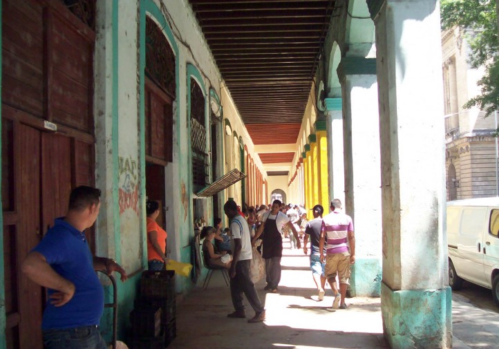 Outside the businesses, in the doorways, people resell products on the black market, in view of everyone (photo by the author).