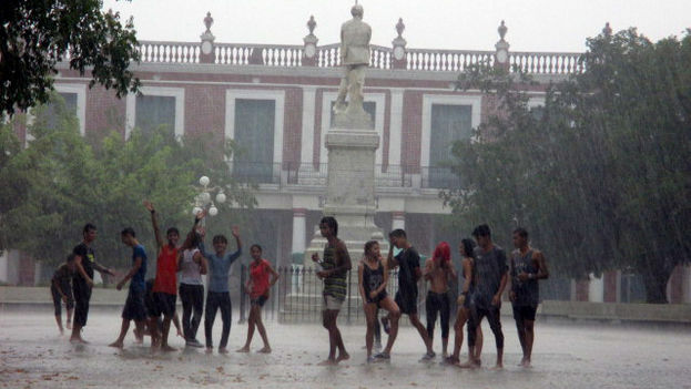 Young Holguineros celebrate the arrival of rain in Calixto Garcia park in the city center (Donate)