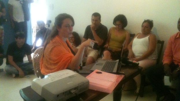 Tania Bruguera during the discussion group at her home in Havana Vieja (14ymedio)