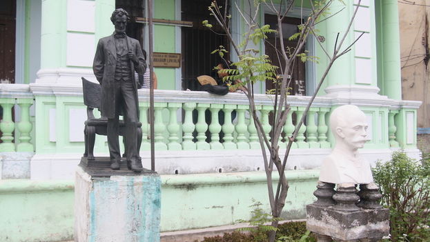 Sculpture of Abraham Lincoln at the most popular language school in Havana. (14ymedio)