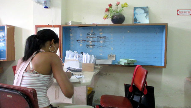 In the opticians on Martí Street in the provincial capital, the supply of frames is as low as in the rest of the province (Fernando Donate / 14ymedio)