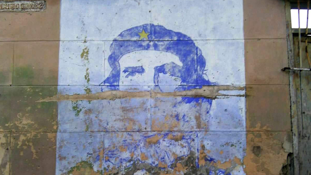 The murals with the Argentinean’s face cannot escape the wear and tear of a reality that little resembles what he planned