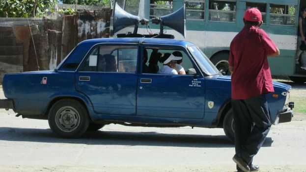One of the cars with loudspeakers announcing the hygiene measures needed to combat cholera. (Yosmani Mayeta Labrada / 14ymedio)