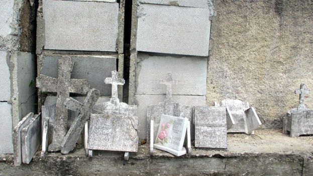 Broken tombstones in the Mayabe cemetery, Holguin. (14ymedio)