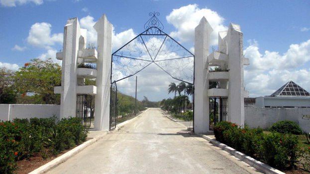 Gate to the Mayabe, Holguin, graveyard, one of the biggest on the island. (14ymedio)