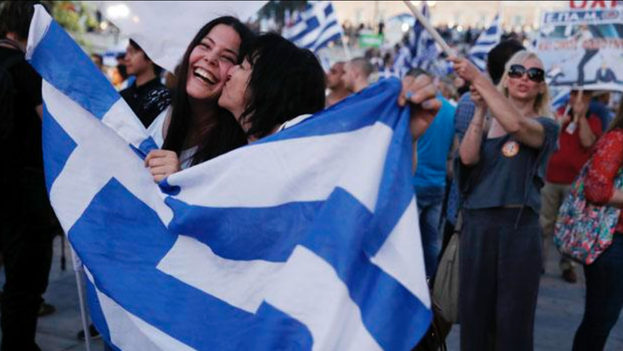 Griegos-celebrando-calles-Atenas-TwitterGawker_CYMIMA20150705_0012_16