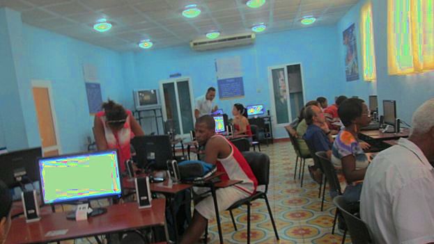 An Internect connection room in Santiago de Cuba. (Yosmani Mayeta / 14ymedio)