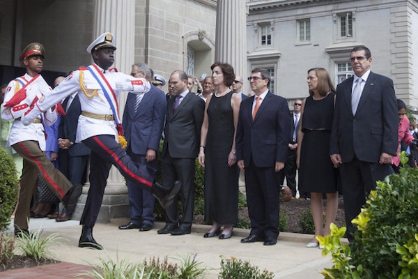 Inauguration of the Washington embassy with officials from Cuba and the US (picture from the Internet)