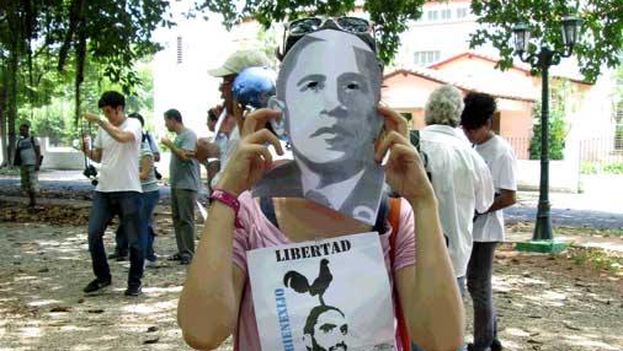 During the march of the Ladies in White on Sunday August 9, some demonstrators wore masks of Barack Obama. (Twitter /ForoDyL)