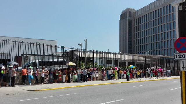 Dozens of Cubans line up every day in front of the US embassy in Cuba to request an interview. Photo: Roberto J. Guerra