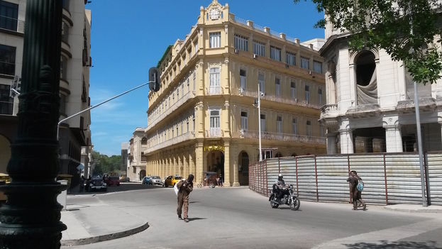 Facade of the Plaza Hotel in Old Havana (14ymedio)
