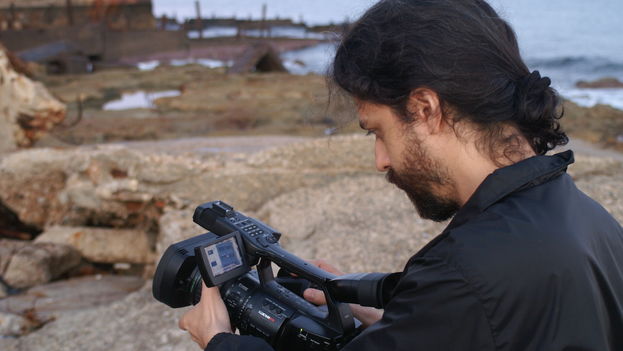 The filmmaker Miguel Coyula shooting. (Personal file MC)