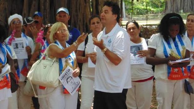The writer Angel Santiesteban with the Ladies in White at the Gandhi Park at the exit of the church of Santa Rita (Photo Luis Lazaro Guanche)