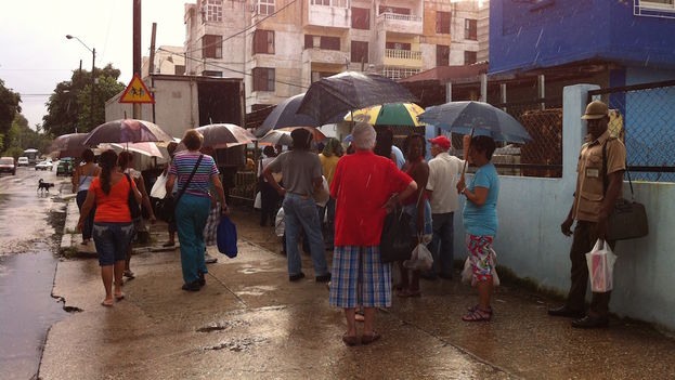 The shortages and high food prices have led many retirees to stand in line for others.(14ymedio)