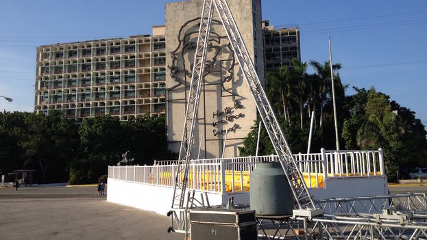Altar being prepared for the Pope in the Plaza of the Revolution in Havana (Luz Escobar)