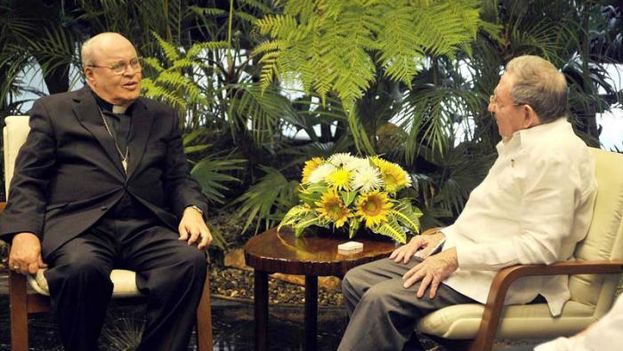 Cardinal Jaime Ortega met with President Raul Castro. (EFE)