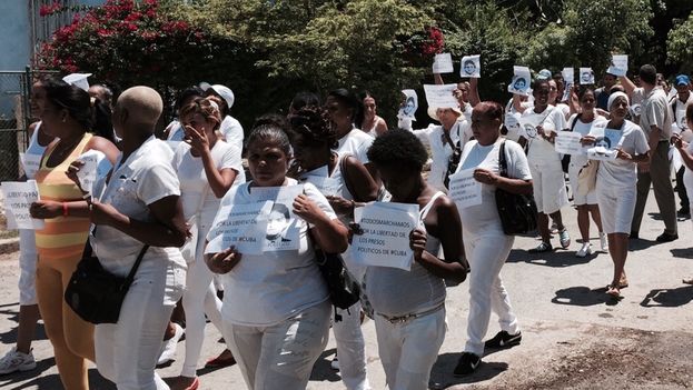 The Ladies in White march through the streets of Havana Sunday (14ymedio)