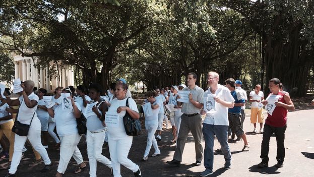 Chilean congressman Felipe Kast marching with the Ladies in White in Havana.