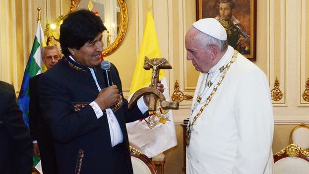Pope Francis did not hide his surprise at receiving Evo Morales’s gift. (EFE / Bolivian Information Agency)