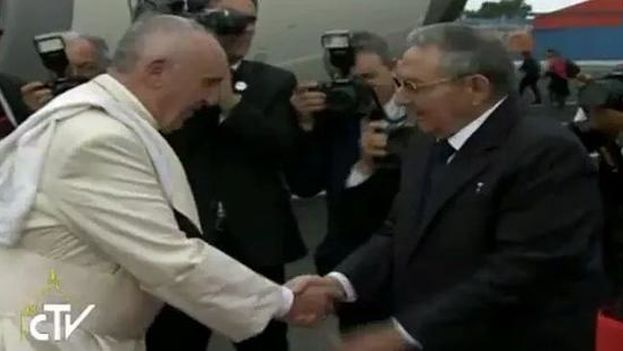Francis Pope, without skullcap, greets Raul Castro on his arrival in Cuba