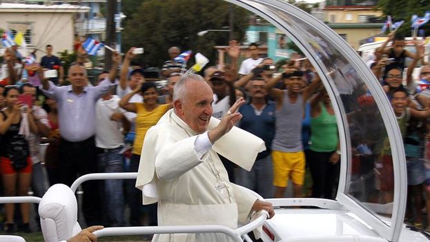 Pope Francisco greets Cubans from his popemobile on Saturday upon his arrival in Havana (Photo EFE / Rolando Pujol)